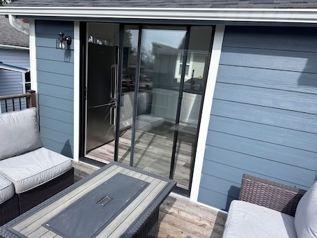 Exterior detail. Cozy 2-bedroom house in adorable Mount Vernon with AC
