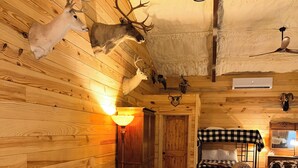 En inredning med trädetaljer, ett matbord, stolar och en soffa.