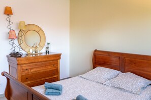 4 habitaciones, escritorio y tabla de planchar con plancha 