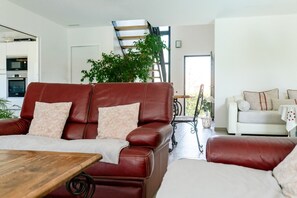 Fernseher, Bücher, Stereoanlage