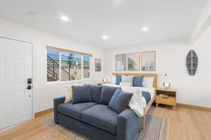 1 Schlafzimmer, Schreibtisch, Bügeleisen/Bügelbrett, Reisekinderbett