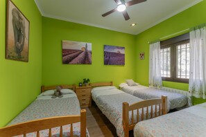 3 habitaciones, escritorio, tabla de planchar con plancha y wifi gratis 