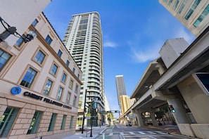 A city street with a tall building, a sign for Christ Fellowship Church, and an overpass. - Stylish Miami Stay for 5 Guests (Miami)