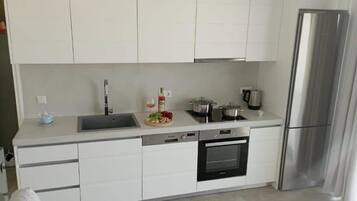 Coffee/tea maker, fridge, oven, stovetop
