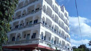 A multi-story hotel with balconies on each floor. - White Rhino Hotel Mombasa (Mombasa)