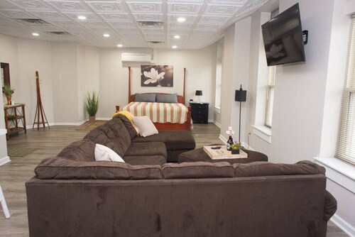 Downtown Millersburg spacious open flat(Rosie)
