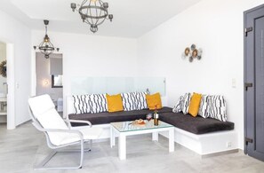 TV - Villa Calmera, Private Pool, Spacious Furnished Terrace, Naxos (Naxos)