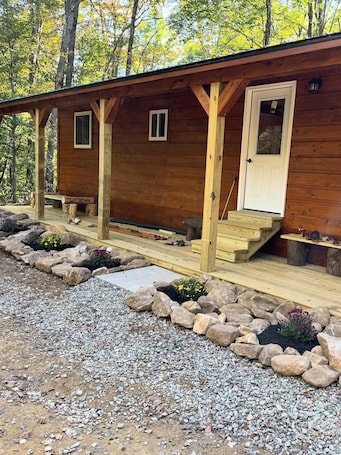 外観の詳細. Cozy Forest Cabin Near Allegheny Reservoir; Fire Pit, Porch, Pet Friendly