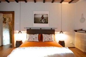 2 habitaciones, tabla de planchar con plancha y ropa de cama 