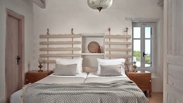 3 bedrooms, in-room safe, iron/ironing board, travel cot
