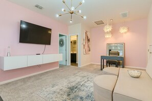 TV - Luxury 4BR Stone Oak Home - Near TPC Golf & JW Marriott - Sleeps 12 (San Antonio)