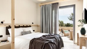 Une chambre à coucher avec un lit, une table de chevet et une vue sur l’extérieur.