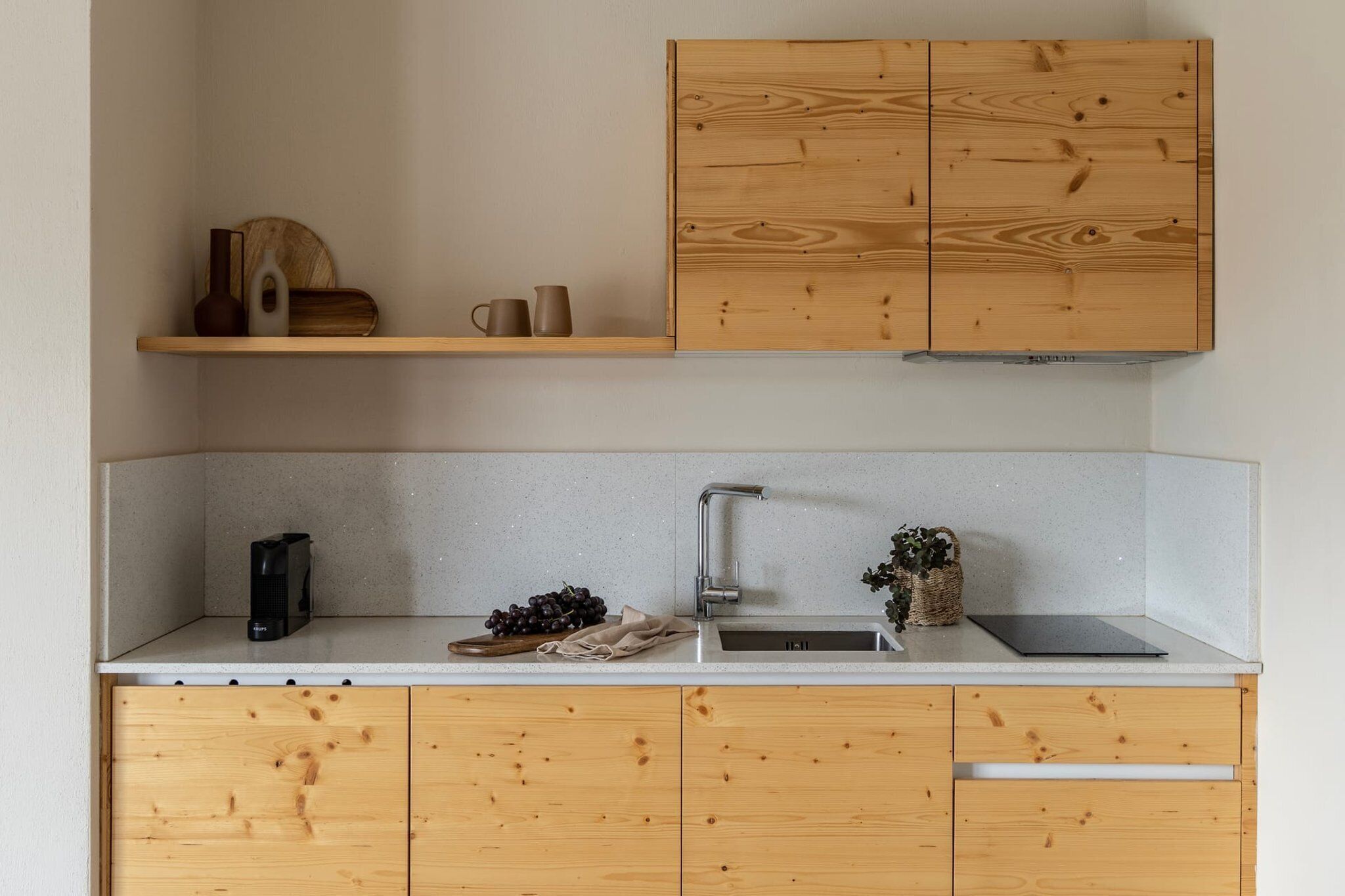 Kokeplater, kaffetrakter/tekoker og spisebord