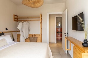 2 bedrooms, in-room safe, iron/ironing board, free WiFi