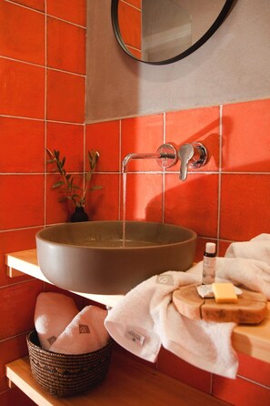 Douche, serviettes fournies, savon, shampoing