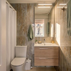 A bathroom with a toilet, a sink, a mirror, and a towel rack. - Le Siagre - 5min à pied de la gare (Nice)