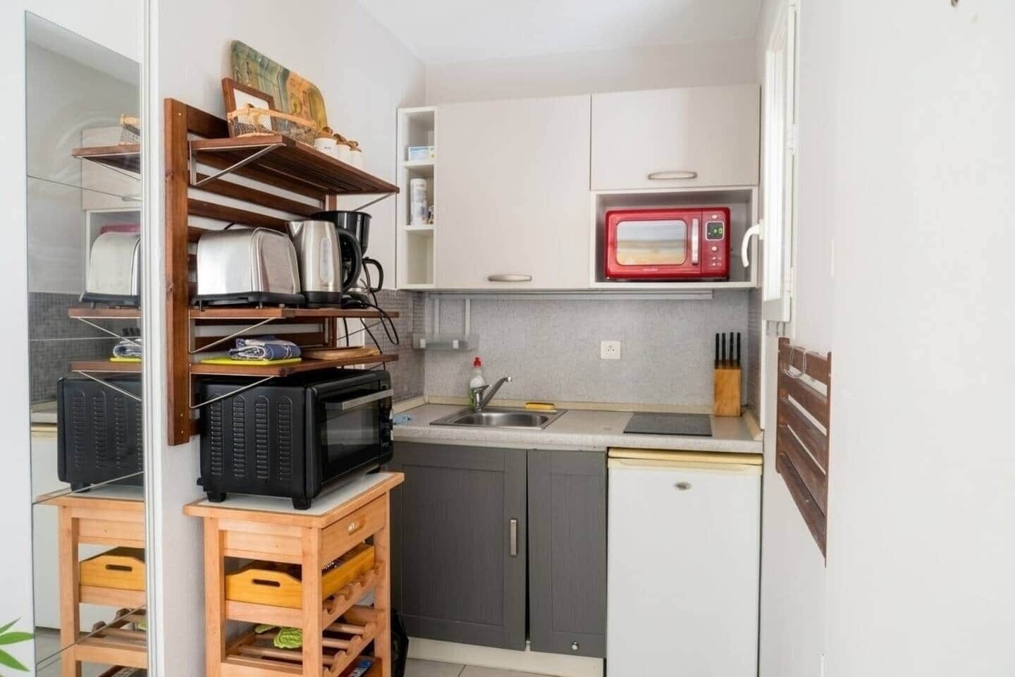 Refrigerador, microondas, tostadora, utensilios de cocina