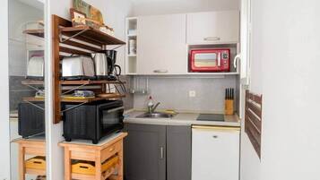 Refrigerador, microondas, tostadora, utensilios de cocina