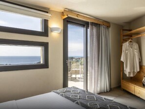 A bedroom with a bed, a wardrobe, and a view of the sea. - Duplex Villa Aquessa, Private Pool, Spacious Furnished Terrace, Thassos (Thasos)