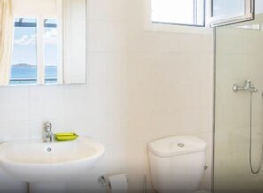 Douche, serviettes fournies, savon, shampooing