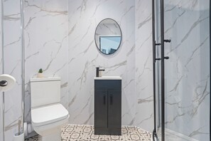 Douche, sèche-cheveux, serviettes fournies, papier toilette
