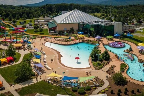 Cozy 1-bedroom resort with AC in welcoming Massanutten with waterPark access