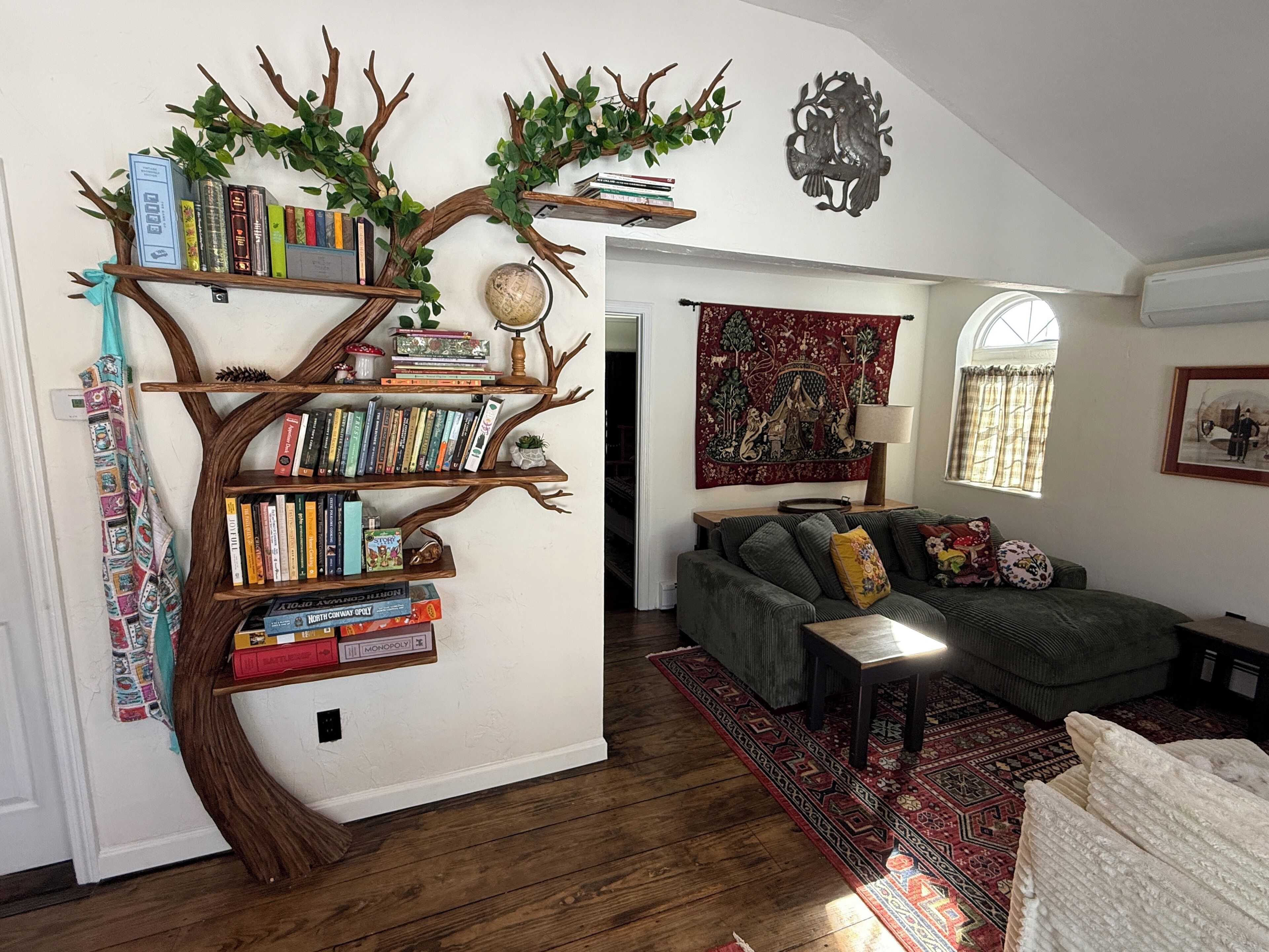 TV connectée, cheminée, livres