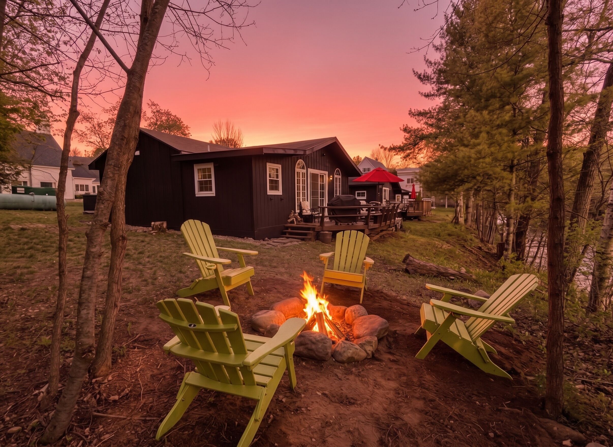 Une cabane avec un foyer et des sièges d’extérieur.