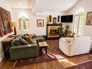 Smart TV, fireplace, books - Tree-Lined Cottage • Wood Fireplace • Ellis River • Private Firepit • Riverside (Bartlett)