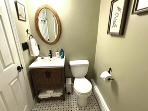 Douche, séchoir à cheveux, serviettes fournies, papier de toilette
