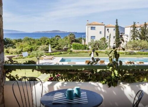 Sea Front Villa Elunara, Divine Sea Views, Private furnished Terrace, Shared.