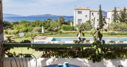 Sea Front Villa Elunara, Divine Sea Views, Private furnished Terrace, Shared.
