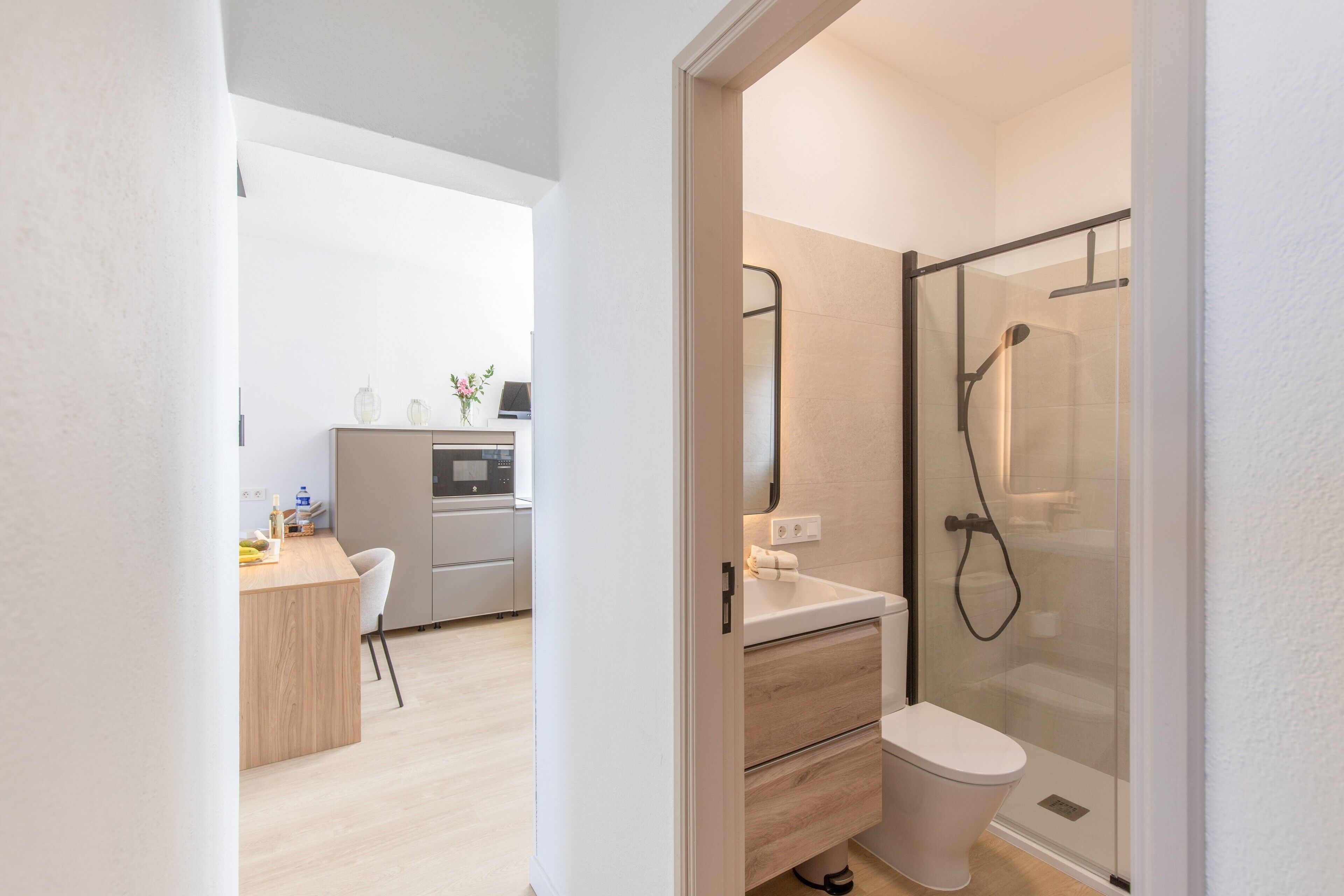 Een douche, een haardroger, handdoeken