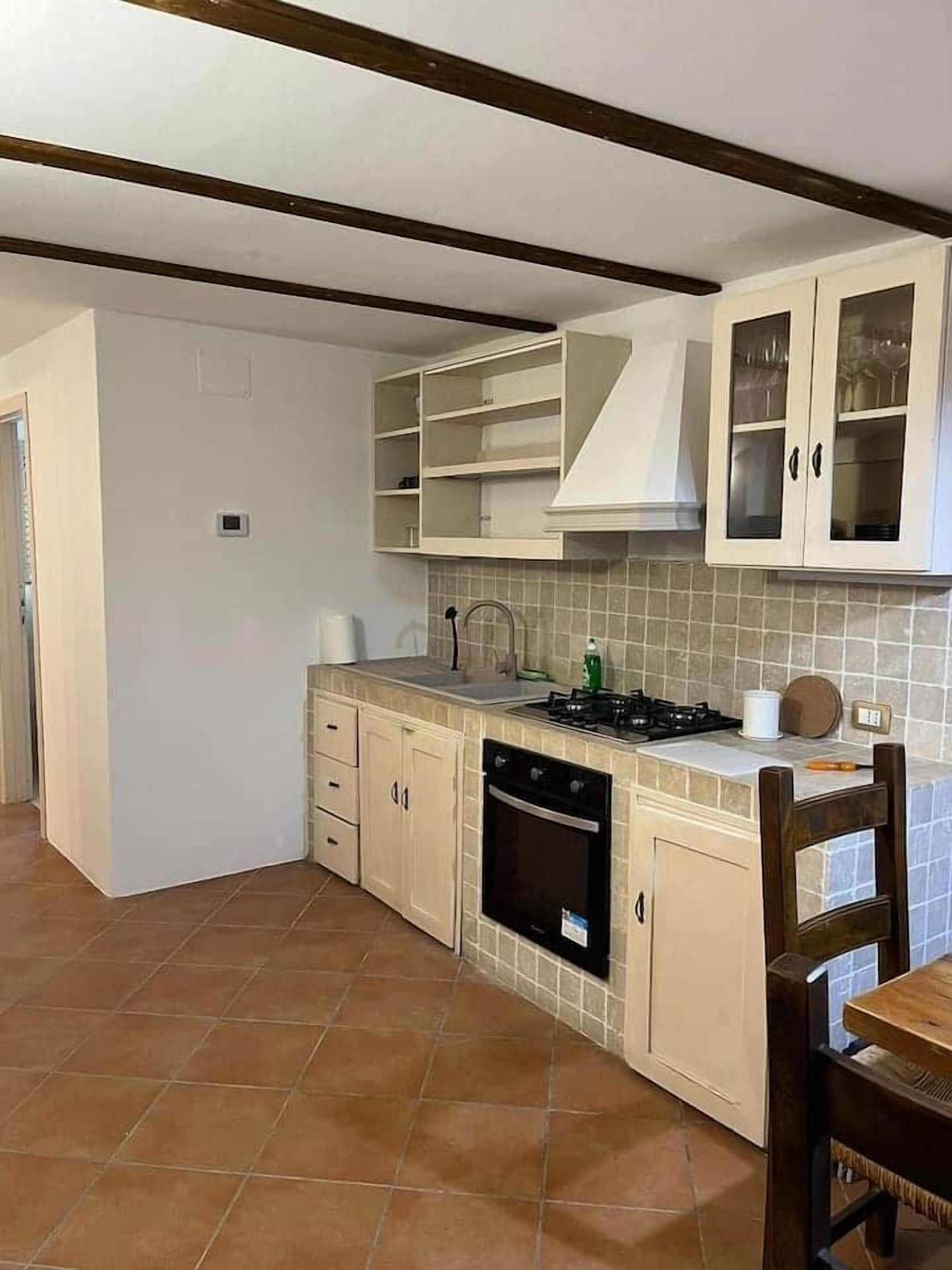 Fridge, oven, stovetop, electric kettle
