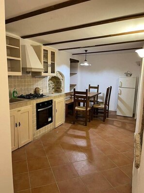 Fridge, oven, stovetop, electric kettle