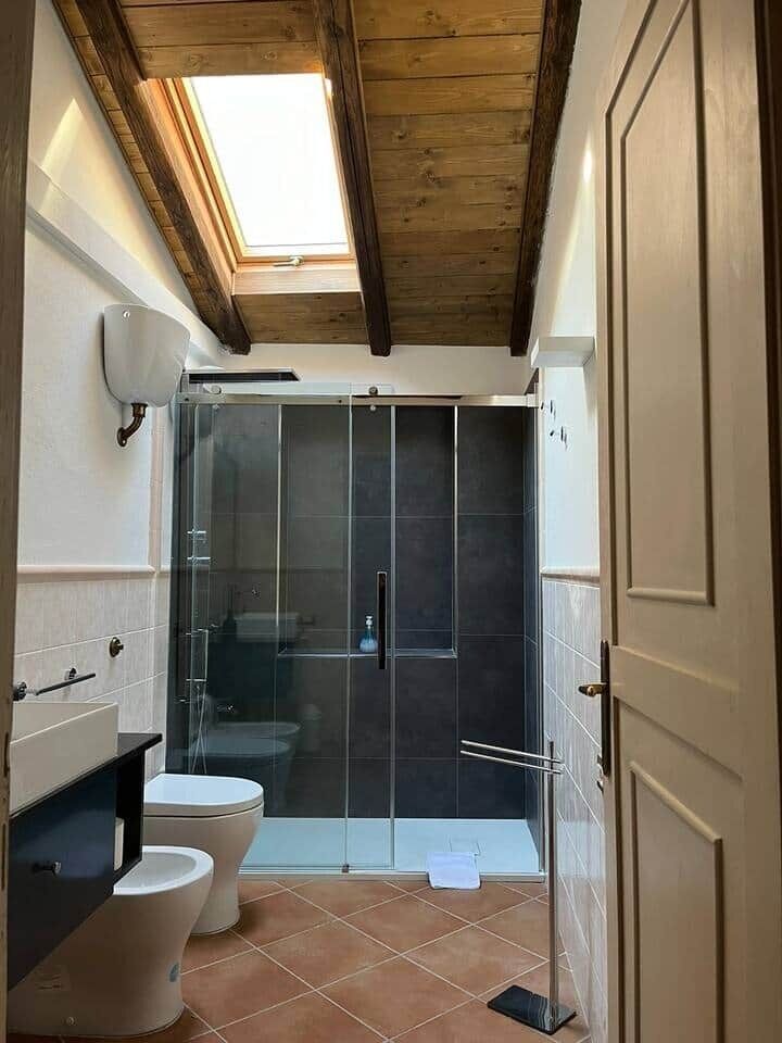 Douche, sèche-cheveux, bidet, papier toilette