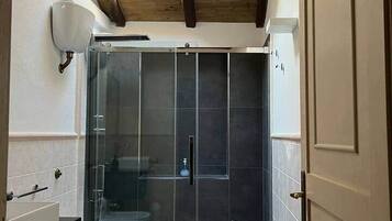 Douche, sĂšche-cheveux, bidet, papier toilette
