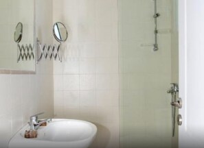 Shower, towels, soap, shampoo - Sea Front Villa Almyne, Divine Sea Views, Private furnished Terrace, Shared. (Neapoli)