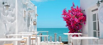 Sea Front Villa Almyne, Divine Sea Views, Private furnished Terrace, Shared.