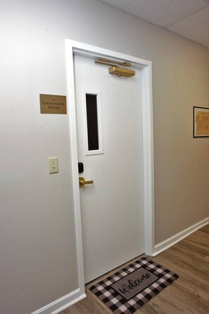 Interior - Luxury Studio over Jackson St(Courthouse Studio) (Millersburg)
