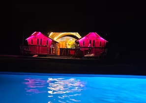 A boat with two pink cabins and a central area with a bar. - Dragon Majick (Pavones)