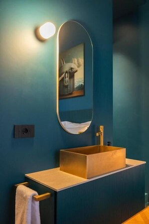 Standard Double Room | Bathroom | Shower, hair dryer, towels, soap - Fontana 16 Rooms (Milan)