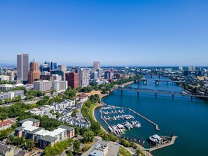 Marina - Bright Downtown Portland Studio | Walk to PSU (Portland)