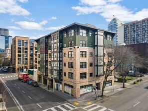 Exterior - Bright Downtown Portland Studio | Walk to PSU (Portland)