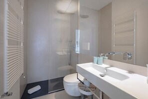 Shower, hair dryer, towels - Room 'Via Roma 1' with Balcony, Wi-Fi and Air Conditioning (Polignano a Mare)
