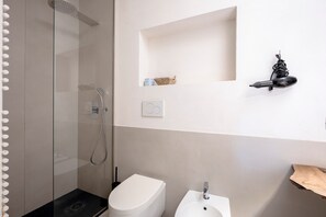 Shower, hair dryer, towels - Room 'Via Roma 2' with Balcony, Wi-Fi and Air Conditioning (Polignano a Mare)