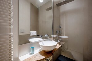 Shower, hair dryer, towels - Apartment 'Via Roma 3' with Balcony, Wi-Fi and Air Conditioning (Polignano a Mare)