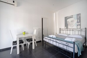 1 bedroom, WiFi, bed sheets - Room 'Casa Gelso 2' with Wi-Fi and Air Conditioning (Polignano a Mare)