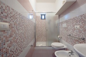 Shower, hair dryer, towels - Room 'Casa Gelso 2' with Wi-Fi and Air Conditioning (Polignano a Mare)