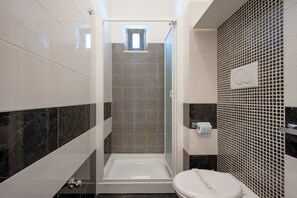 Shower, hair dryer, towels - Apartment 'Casa Gelso 3' with Private Terrace, Wi-Fi and Air Conditioning (Polignano a Mare)